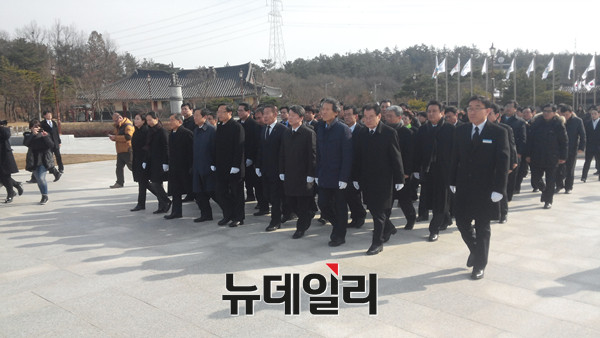 ▲ 안철수 의원이 11일 분향을 위해 5.18 민주화 묘지를 향해 이동하고 있다. ⓒ뉴데일리 임재섭 기자