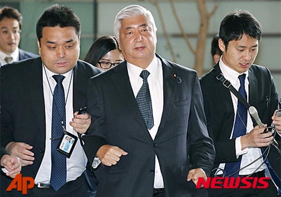 ▲ 지난 6일 북한의 4차 핵실험 소식을 듣고 소집된 일본 국가안전보장회의에 뛰어 들아가는 나카타니 겐 日방위상(가운데). 일본은 북한 핵문제에 가장 예민한 나라다. ⓒ뉴시스-AP. 무단전재 및 재배포 금지.