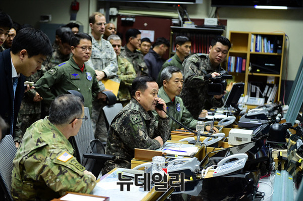 ▲ 이순진합참의장이 공중감시 대비태세를 점검하고 있다.ⓒ합동참모본부