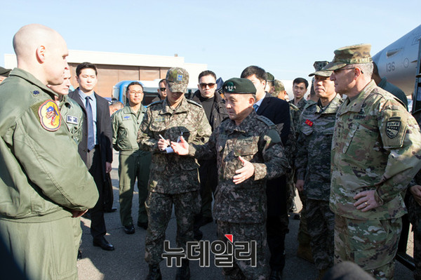▲ 이순진 합참의장과 커티스 스캐퍼로티 한미연합사령관이 한미양국군의 대비태세를 점검하고 있다.ⓒ합동참모본부