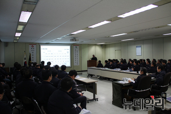 ▲ 화성산업이 11일 본사회의실에서 간부급 임직원 전원이 참석한 가운데 '2016년 경영전략회의'를 갖고 올해 경영계획을 확정했다.ⓒ화성산업 제공