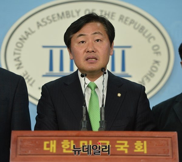 ▲ 김관영 의원(전북 군산)이 11일 국회에서 기자회견을 열고 탈당을 선언하고 있다. 더불어민주당을 떠나 국민의당에 합류한 전북 의원은 이로써 유성엽 의원에 이어 두 명이 됐다. ⓒ뉴데일리 정상윤 기자