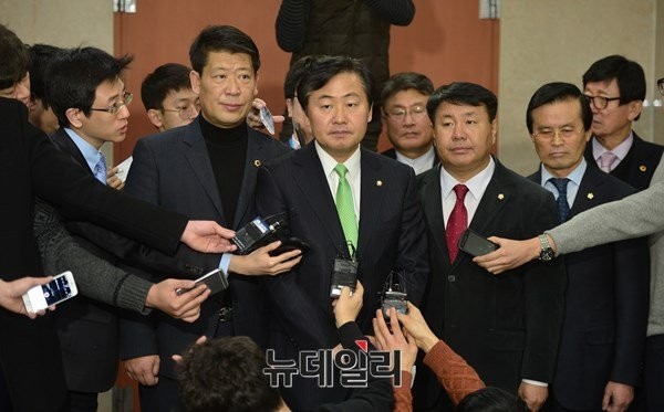 ▲ 김관영 의원(전북 군산)이 11일 국회에서 기자회견을 열고 더불어민주당 탈당을 선언한 뒤, 취재진의 질문에 답하고 있다. ⓒ뉴데일리 정상윤 기자