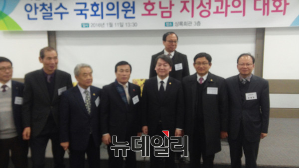 ▲ 안철수 의원은 "박근혜 대통령을 비판하는게 아니라 청년 일자리 해법이 이거다라고 하면 기사화가 되지 않더라"라며 고충을 토로했다. ⓒ뉴데일리 임재섭 기자