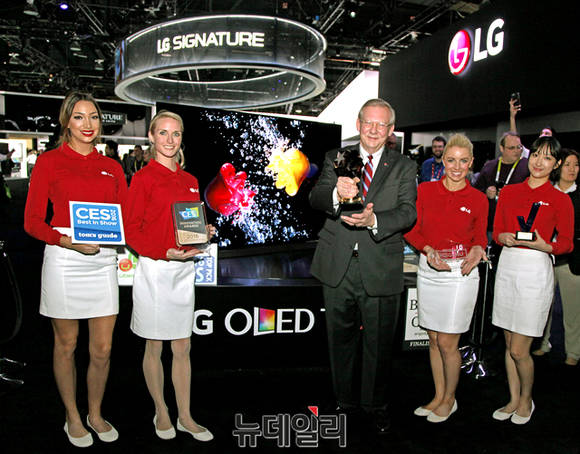 ▲ LG 시그니처 올레드 TV이 CES 최고 제품상을 수상했다. ⓒLG전자