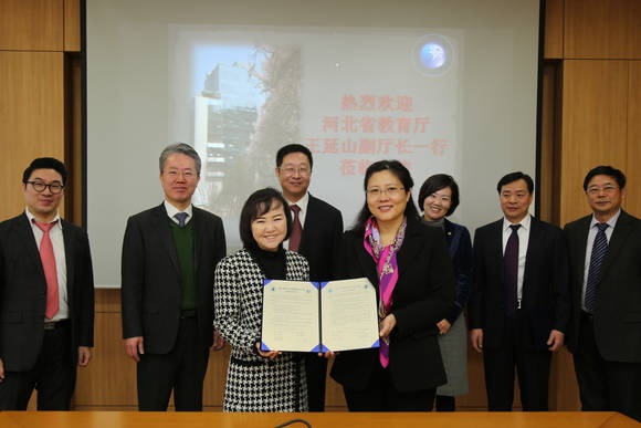 ▲ 11일 서울 강북구 성신여자대학교에서 진행된 '연구·인적 교류 협약식'에서 성신여대 및 중국 허베이 사범대, 랑팡 사범대, 베이화 항천공대 관계자 등이 기념사진을 촬영하고 있다.