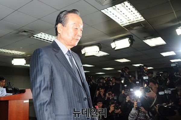 ▲ 권노갑 상임고문이 12일 국회에서 더불어민주당을 탈당하는 기자회견을 가진 뒤, 국회 기자회견장을 쓸쓸히 나서고 있다. ⓒ뉴데일리 정재훈 기자