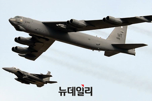 ▲ 지난 10일 오산기지에 전개하는 B-52H 폭격기ⓒ국방부