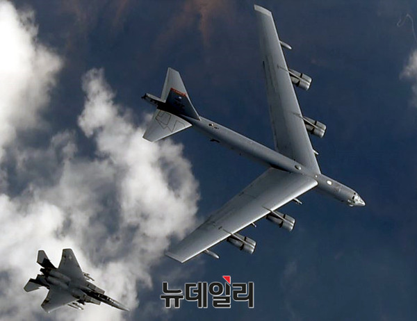 ▲ 지난 10일 한반도 상공에 진입한 B-52H 폭격기ⓒ국방부