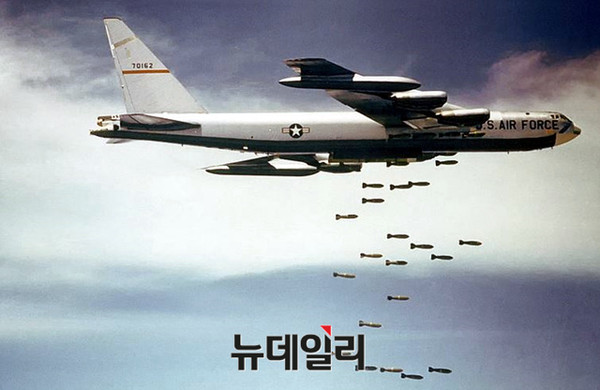 ▲ 베트남 전쟁당시 폭격작전하는  B-52F 폭격기ⓒ미 국방부