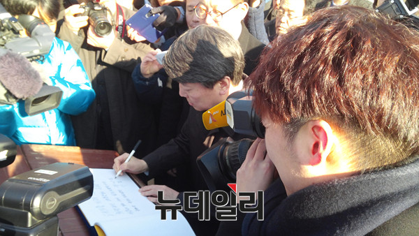 ▲ 안철수 의원은 호남과 순천 일정에 이어 이번에도 두 번째 순서로 참배를 했다. ⓒ뉴데일리 임재섭 기자