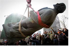 ▲ 공산권에서 철거되는 레닌의 동상, 그의 전략이 대한민국에서 사용되고 있다.