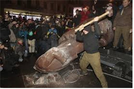 ▲ 공산권에서 철거되는 레닌의 동상, 그의 전략이 대한민국에서 사용되고 있다.