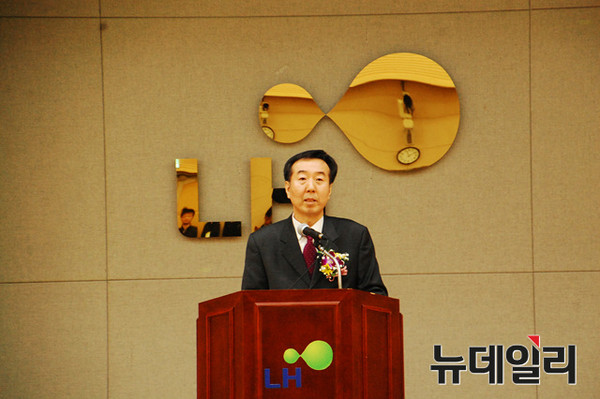 ▲ 한국토지주택공사 이익수 대구경북지역본부장이12일 취임식을 갖고 본격 업무에 들어갔다. 그는 올해 판매목적 달성과 재무구조 개선에 역점을 두겠다고 강조했다.ⓒLH 대구경북본부 제공