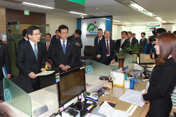 ▲ 황교안 국무총리가 12일 충북신용보증재단을 방문, 신용보증공급 상황 등을 점검했다. ⓒ뉴데일리