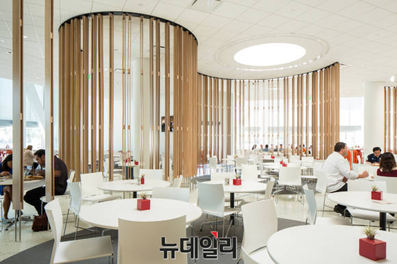 ▲ 삼성전자 SSIC(Samsung Strategy & Innovation Center) 내부 카페테리아 모습. ⓒ삼성전자