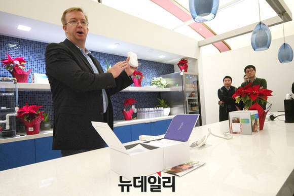 ▲ 삼성전자 GIC(global Innovation Center)에서 근무하고 있는 알렉스 호킨슨 스마트 싱스 CEO. ⓒ삼성전자