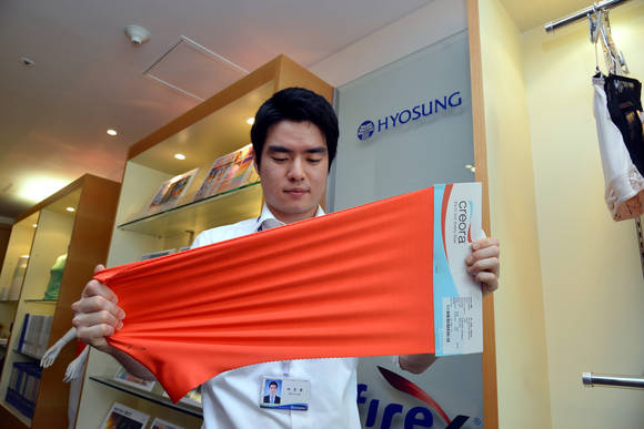 ▲ 효성 직원들(왼쪽)이 글로벌 고객들에게 크레오라 제품에 대해 설명하고 있다.ⓒ효성그룹