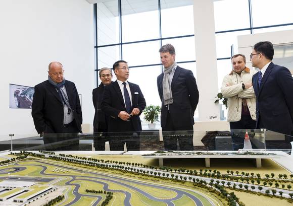 ▲ 하랄드 크루거 BMW그룹 회장(오른쪽에서 세번째)이 BMW드라이빙센터에 대한 설명을 듣고 있다.ⓒBMW코리아