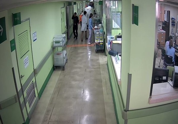 ▲ 이 씨가 통화를 하는 척 하며 병실을 돌며 범행대상을 물색하고 있는 모습이 CCTV에 찍힌 모습ⓒ뉴데일리