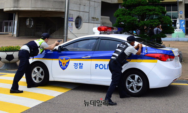 ▲ 스미스앤윌슨사 38구경 리볼버 총기 사용 훈련중인 경찰관 ⓒ뉴데일리 오세진 사진기자