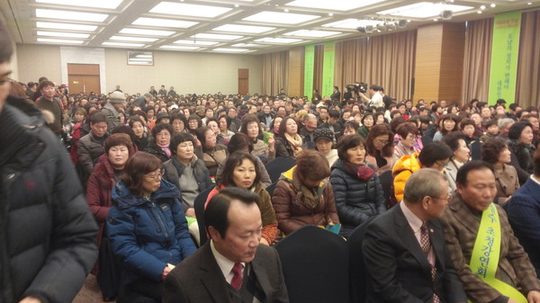 ▲ '내일포럼전남'이 주최한 안철수 의원 초청강연회의 모습. 사람들로 인산인해를 이뤘다. 이들은 '최강철수'를 연호하며 안 의원이 새로운 정치를 해 줄 것으로 기대했다. ⓒ뉴데일리 임재섭 기자