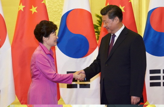 ▲ 지난해 9월 한-중 정상회담을 위해 중국을 방문한 박근혜 대통령이 시진핑 주석과 만나 인사를 나누고 있다. ⓒ청와대 제공