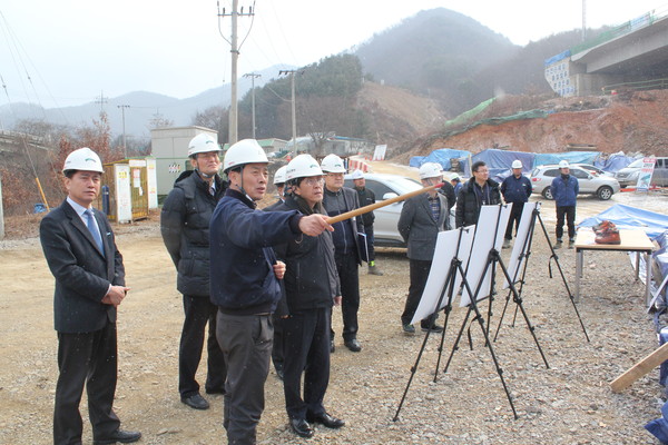▲ 김경환 국토교통부 제1차관이 13일 인포∼보은 간 도로건설 공사현장을 방문, 공사추진 현황을 설명듣고 있다. 사진 대전지방국토관리청 제공