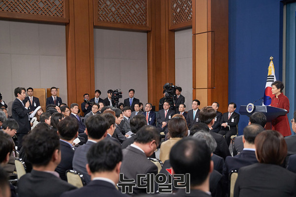 ▲ 13일 청와대 춘추관에서 진행된 대국민담화 및 기자회견에서 박근혜 대통령이 기자들의 질문을 받고 있다. ⓒ뉴데일리