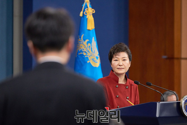 ▲ 13일 청와대 춘추관에서 진행된 대국민담화 및 기자회견에서 박근혜 대통령이 기자들의 질문을 받고 있다. ⓒ뉴데일리