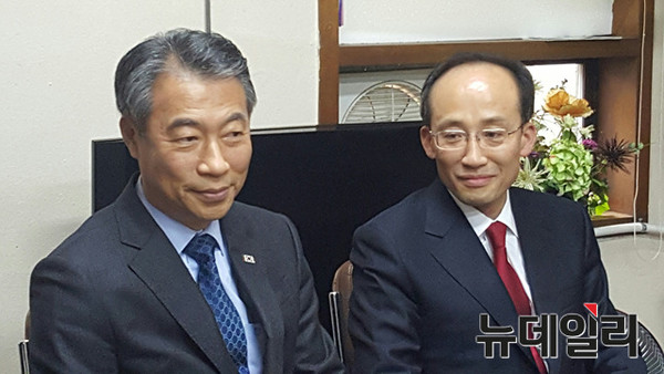 ▲ 정종섭 전 행자부장관(왼쪽)과 추경호 전 국무조정실장이 13일 새누리당 경북도당에서 기자간담회를 갖고 20대 총선 출마와 관련한 여러입장을 밝히고 있다.ⓒ뉴데일리