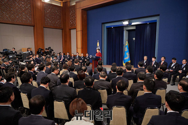 ▲ 박근혜 대통령이 13일 오전 청와대 춘추관에서 대국민 담화 및 기자회견 중 취재진의 질문에 답하고 있다. ⓒ청와대