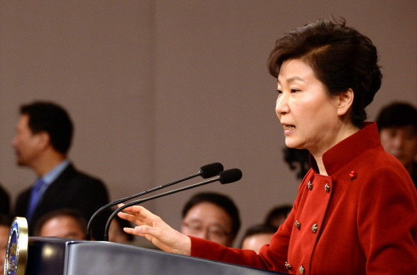 ▲ 박근혜 대통령이 13일 청와대 춘추관에서 대국민담화를 발표한 뒤, 취재진의 질문에 답하고 있다. ⓒ뉴시스 사진DB