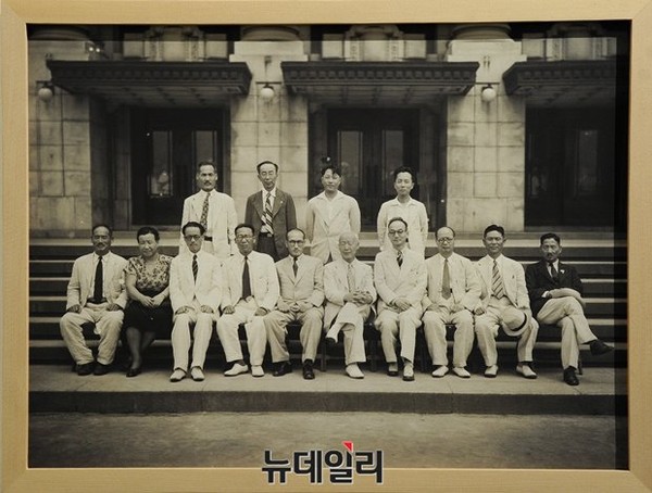 ▲ (왼쪽 두 번째 시계방향) 윤석구 체신부장관, 김동성 공보처장, 민희식 교통부장관, 유진오 법제처장, 장택상 외무부장관, 조봉암 농림부장관, 김도연 재무부장관, 윤치영 내무부장관, 이승만 대통령, 이범석 국방부장관-국무총리겸임, 이인 법무부장관, 안호상 문교부장관, 임영신 상공부장관, 전진한 사회부장관 1948년 8월 6일ⓒ뉴데일리