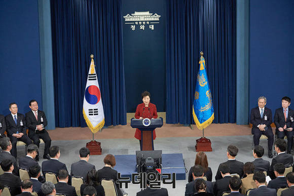 ▲ 박근혜 대통령이 13일 오전 청와대 춘추관에서 대국민담화 및 기자회견을 진행하고 있다. ⓒ 뉴데일리