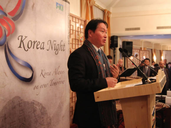 ▲ 최태원 SK 회장이 2013년 다보스포럼 '한국의 밤' 행사에서 특별 연설을 하고 있다.ⓒSK그룹