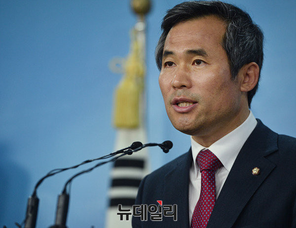 ▲ 김승남 의원(전남 고흥·보성)이 14일 오전 11시 국회에서 기자회견을 열고 더불어민주당 탈당을 선언하고 있다. ⓒ뉴데일리 정상윤 기자