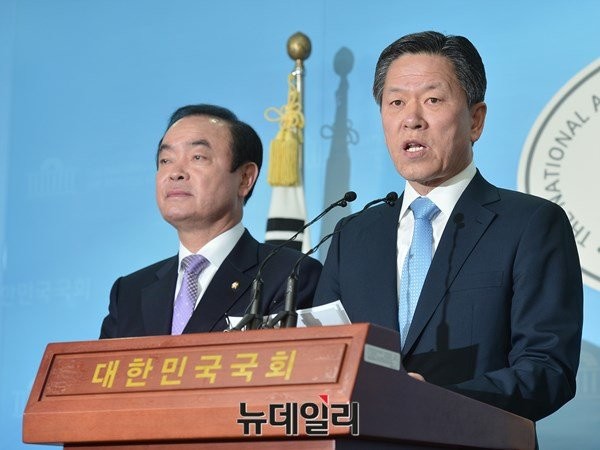 ▲ 향후 호남 지역의 여러 신당 추진 세력들의 통합 과정에서 큰 역할을 맡을 것으로 기대되고 있는 주승용 의원이 13일 국회에서 기자회견을 열고 탈당을 선언하고 있다. ⓒ뉴데일리 정상윤 기자