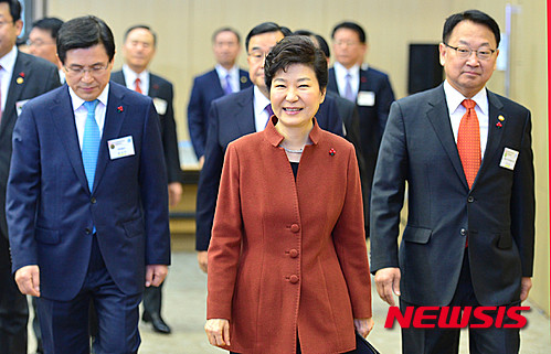 ▲ 박근혜 대통령이 14일 오전 세종시 정부 세종컨벤션센터 국제회의장에서 열린 2016년 정부업무보고에 황교안(왼쪽) 국무총리, 유일호(오른쪽) 부총리 겸 기획재정부장관과 입장하고 있다. ⓒ뉴시스
