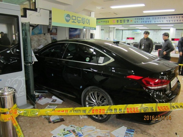 ▲ 14일 오후 1시15분경 박 모(76)씨가 몰던 승용차가 부산 동래구청 민원실로 돌진해 일부 기물이 파손된 모습ⓒ뉴데일리