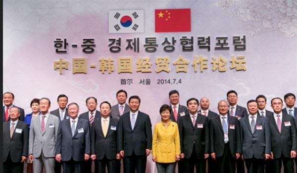 ▲ 2014년 7월 시진핑 中공산당 총서기의 방한 당시 열린 '한중경제통상협력포럼'. 박근혜 대통령 오른편으로 한국 재벌들이 보인다. ⓒ뉴데일리 DB