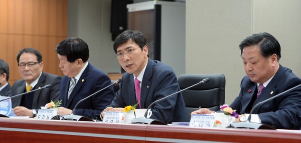▲ 안희정 충남도지사가 14일 도청에서 시군의장단초청 간담회에서 인사말을 하고 있다. ⓒ충남도