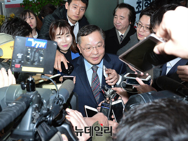 ▲ 안대희 전 대법관이 14일 경기도 의왕에서 열린 새누리당 최형두 예비후보의 선거사무소 개소식에 참석해 축사를 한 뒤, 최형두 후보와 함께 현장을 빠져나가고 있다. ⓒ의왕(경기)=뉴데일리 정상윤 기자