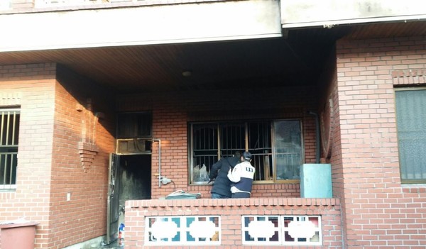▲ 15일 오전 7시 52분경 부산 연제구의 한 단독주택에서 화재가 발생해 경찰이 화재 발생 경위를 조사하고 있다ⓒ뉴데일리
