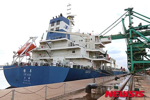 ▲ 2015년 11월 24일 포항에 유연탄을 하역하는 러시아 화물선. 나진-하산 프로젝트에 따른 화물이다. ⓒ뉴시스. 무단전재 및 재배포 금지.