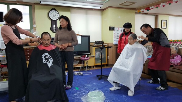 ▲ 천안신안동 주민자치센터, 이화엔젤 요양원 이․미용 봉사.사진 천안시ⓒ뉴데일리