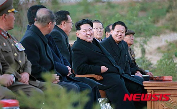 ▲ 2015년 10월 초 백두산 영웅 청년발전소 준공식에 나타난 김정은과 최룡해. 이후 최룡해의 모습은 한동안 보이지 않았다. ⓒ뉴시스. 무단전재 및 재배포 금지.