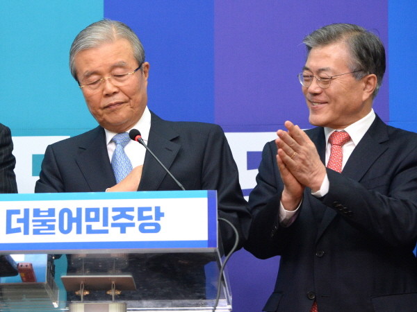 ▲ 더불어민주당 김종인 선거대책위원장이 15일 기자간담회를 연 가운데, 배석한 문재인 대표가 박수를 치고 있다. ⓒ뉴시스 사진DB