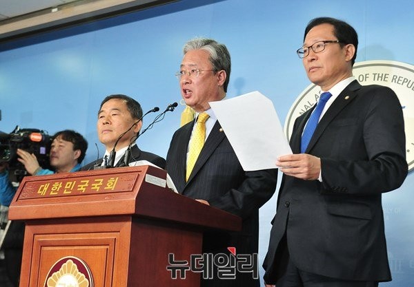 ▲ 국민의당 유성엽 의원은 인재 영입보다 공천과 정책 경쟁 과정에서 총선의 승패가 갈릴 것으로 전망했다. 사진은 지난해 12월 17일 국회에서 기자회견을 열고 더불어민주당 탈당을 선언하고 있는 유성엽 의원. ⓒ뉴데일리 이종현 기자