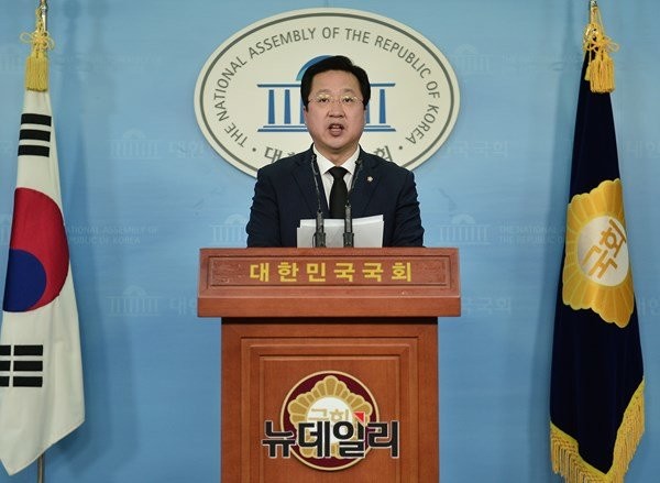 ▲ 새누리당 이장우 대변인은 15일 취재진과 만난 자리에서 철새가 AI 같은 병을 옮기면 나라가 힘들어질 수 있는데, 철새에는 인간 철새도 있더라며 김종인 위원장의 행보를 꼬집었다. ⓒ뉴데일리 정상윤 기자